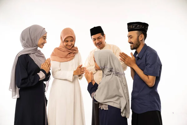 Keluarga Muslim merangkul selama perayaan Idul Fitri — Stok Foto