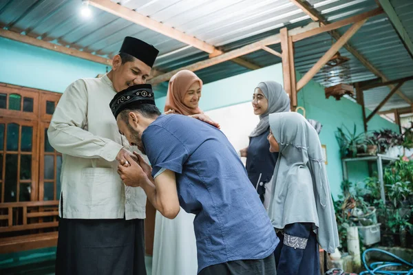 Anak-anak mengunjungi orang tua mereka dan berjabat tangan di idul fitri — Stok Foto