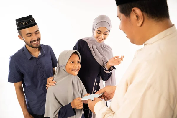 Ouder geven een verrassing geschenk aan hun kind — Stockfoto