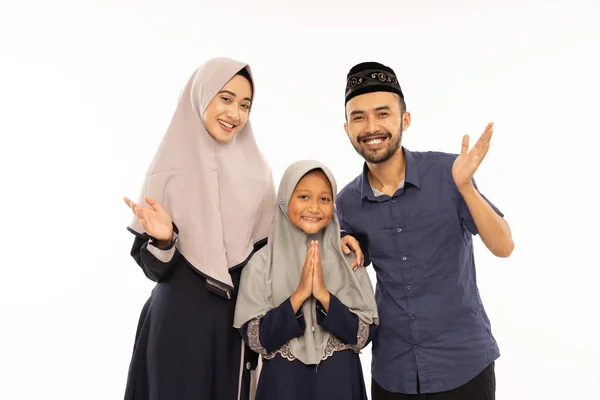 Gesto de saludo de la familia musulmana sobre blanco —  Fotos de Stock