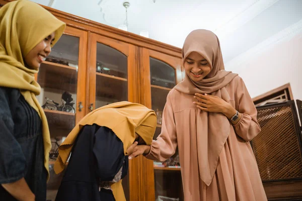Ázsiai muszlim emberek látogató család alatt idul fitri — Stock Fotó