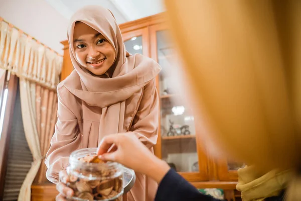 Keluarga muslim sedang menikmati camilan saat berkunjung — Stok Foto