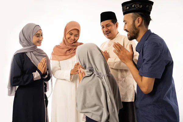 Мусульманська сім'я тремтить рукою на святкуванні ідульського фітрі — стокове фото
