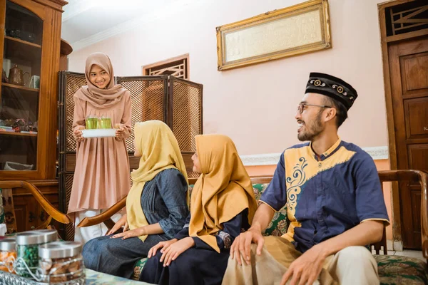 Keluarga muslim sedang menikmati camilan saat berkunjung — Stok Foto