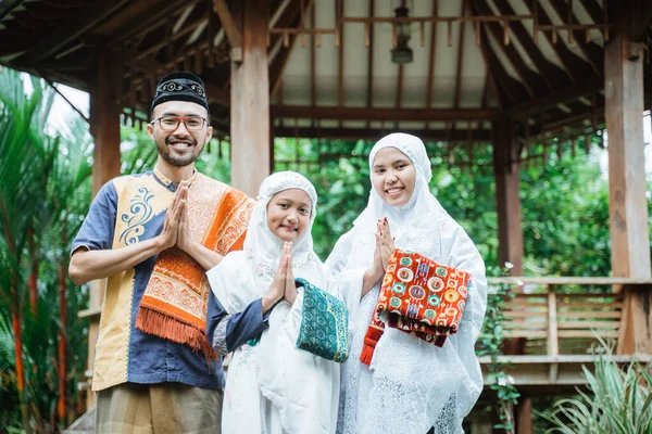 Muslim keluarga salam isyarat sambil melihat kamera — Stok Foto