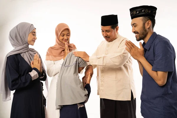 Muslim family shake hand on idul fitri celebration — стоковое фото