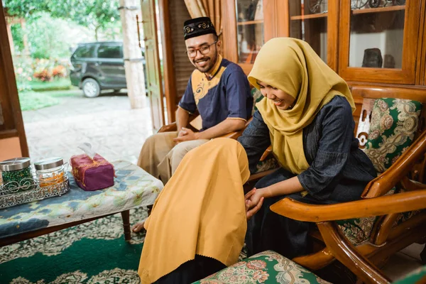 Keluarga saling memaafkan dan berjabat tangan di Idul Fitri — Stok Foto