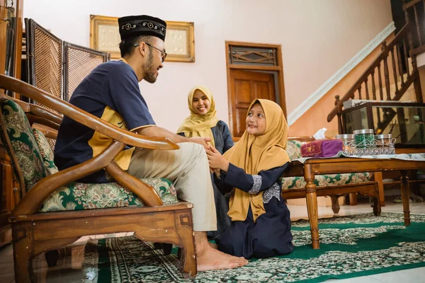 Familj förlåta varandra och skaka hand på idul fitri — Stockfoto