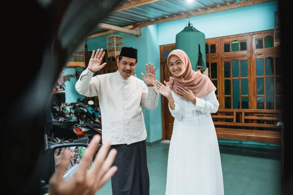 Glad familj välkomnande gäst till sitt hus under eid mubarak — Stockfoto