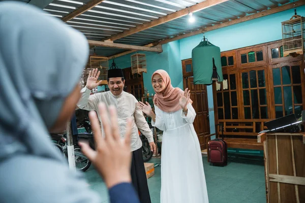 Keluarga bahagia menyambut tamu ke rumah mereka selama masa Idul Fitri — Stok Foto