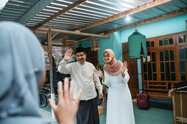 Keluarga bahagia menyambut tamu ke rumah mereka selama masa Idul Fitri — Stok Foto