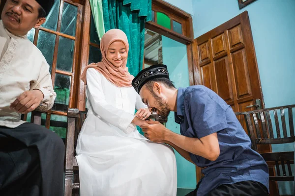 Família perdoando uns aos outros e apertar a mão em idul fitri — Fotografia de Stock