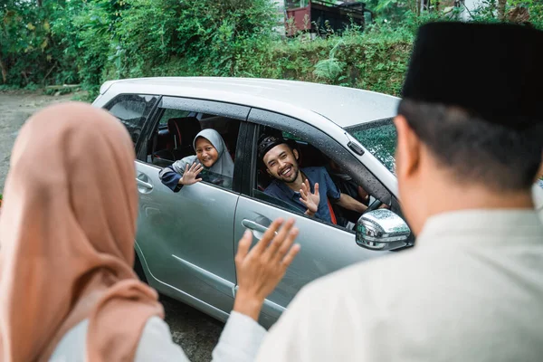 Keluarga pulang ke rumah orang tua mereka dengan mobil pada saat Idul Fitri — Stok Foto