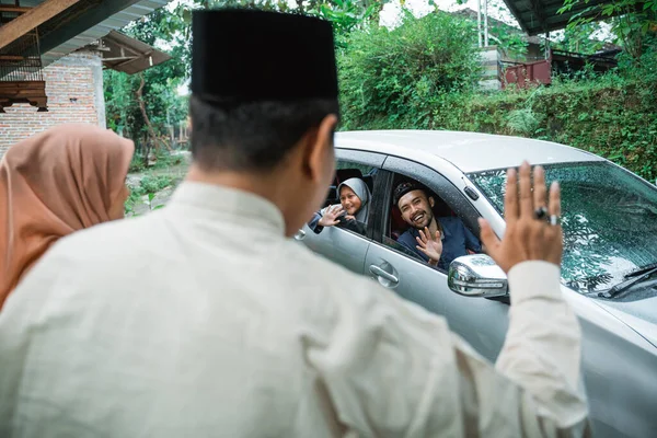 Familj kommer hem till sina föräldrar hus med bil under idul fitri — Stockfoto