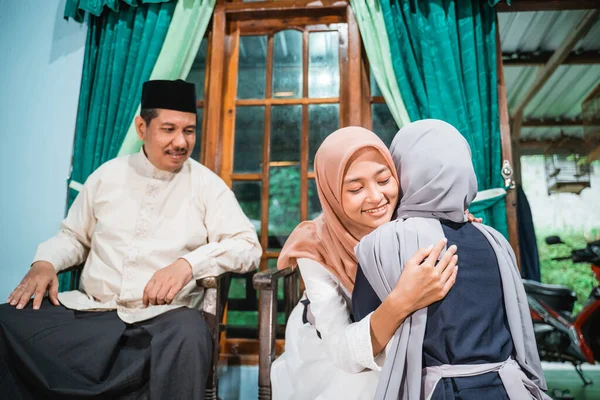 Putri muslim berlutut dan menjabat tangan orang tua mereka meminta pengampunan — Stok Foto