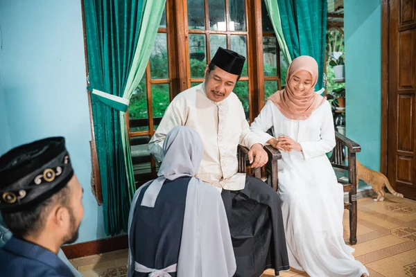 Keluarga saling memaafkan dan berjabat tangan di Idul Fitri — Stok Foto