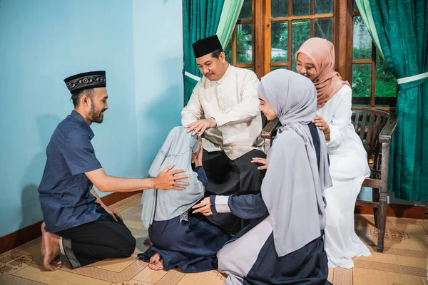 Children visiting their parent and shake hand on idul fitri — 스톡 사진