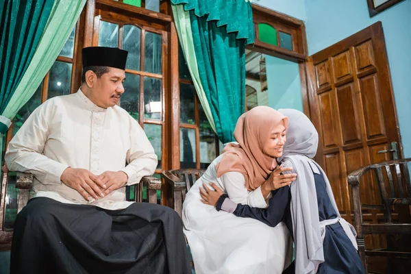 Çocuklar ailelerini ziyaret edip Idul Fitri ile tokalaşıyorlar.