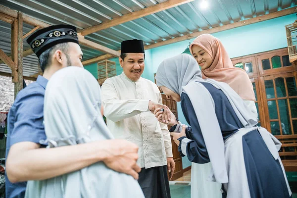 Muslim family coming back home and shake their parents hand — 스톡 사진