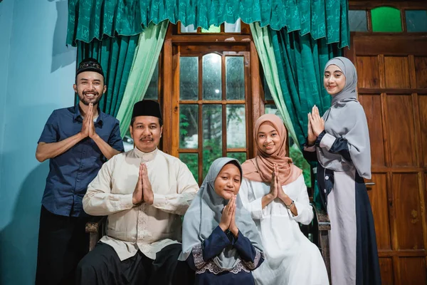 Lycklig asiatisk muslimsk familj i deras hus på idul fitri — Stockfoto