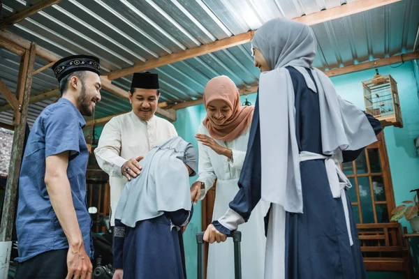 Família muçulmana voltando para casa e apertar a mão de seus pais — Fotografia de Stock