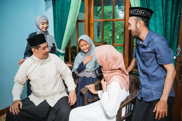 En familieglede under idul fitri-feiring – stockfoto