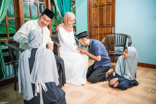 Παιδιά επισκέπτονται τους γονείς τους και να σφίξει το χέρι για idul fitri — Φωτογραφία Αρχείου