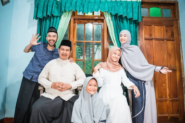 Happy asian muslim family at their house on idul fitri — стоковое фото