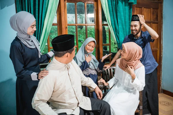 Μια οικογενειακή χαρά κατά τη διάρκεια idul fitri γιορτή — Φωτογραφία Αρχείου