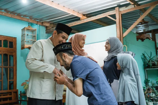 Muslimska familjen kommer hem och skakar hand med sina föräldrar — Stockfoto