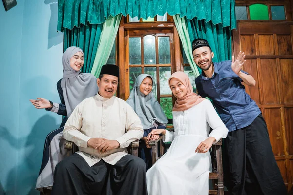 Potret keluarga muslim yang bahagia melihat ke kamera — Stok Foto