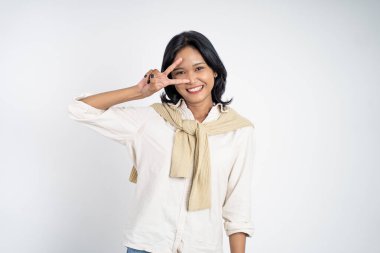 Huzurlu el hareketleriyle izole edilmiş arka planda duran kadın.