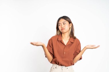 Asyalı kadın iki avuç içini açıyor.