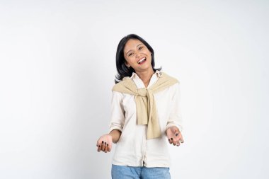 Asyalı kadın başarıyı kutlarken ellerini sıkıyor