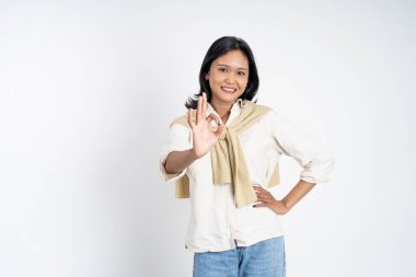 İzole edilmiş arka planda başparmakları havada bir kadın.