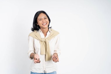 Asyalı kadın başarıyı kutlarken ellerini sıkıyor