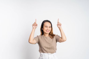 İzole edilmiş arka planda el hareketi yapan bir kadın.