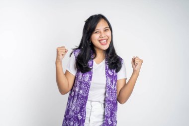 Asyalı kadın başarıyı kutlarken ellerini sıkıyor