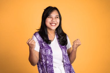 Asyalı kadın başarıyı kutlarken ellerini sıkıyor