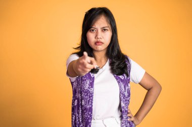 Frong 'u işaret eden ve bir şeye gülen bir kadın.