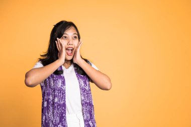 Kadın şok olmuş ve şaşırmış hissediyor.