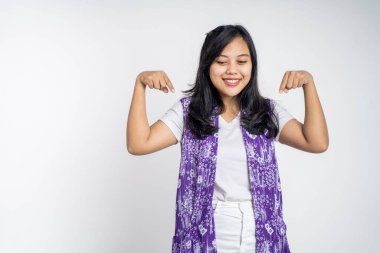 Parmağıyla işaret eden kadın izole edilmiş bir yerde el hareketi yapıyor.