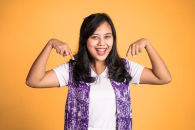 Parmağıyla işaret eden kadın izole edilmiş bir yerde el hareketi yapıyor.