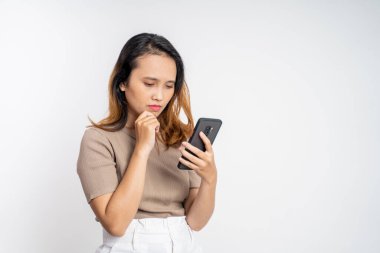 Cep telefonu kullanırken üzgün Asyalı genç kadın