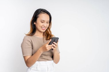 Sosyal medyada akıllı telefon kullanan kadın