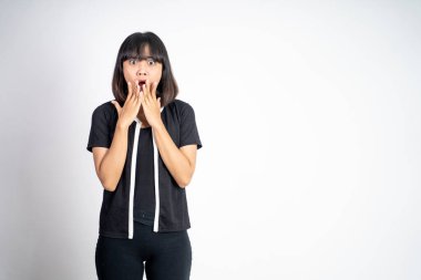 Kadın şok olmuş ve şaşırmış hissediyor.