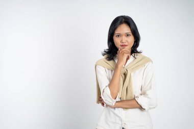 Soyutlanmış, düşünceli bir yüzü olan güzel bir kadın.