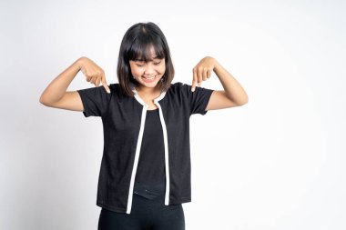 Parmağıyla işaret eden kadın izole edilmiş bir yerde el hareketi yapıyor.