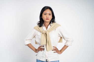 Soyutlanmış arka planda genç Asyalı kadının ciddi bir portresi