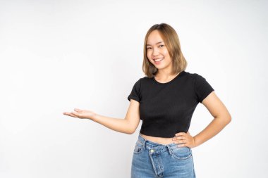 Asyalı kız, el hareketleriyle izole edilmiş bir şey sunuyor.